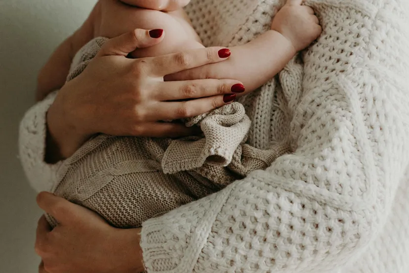 moeder met baby op dearm