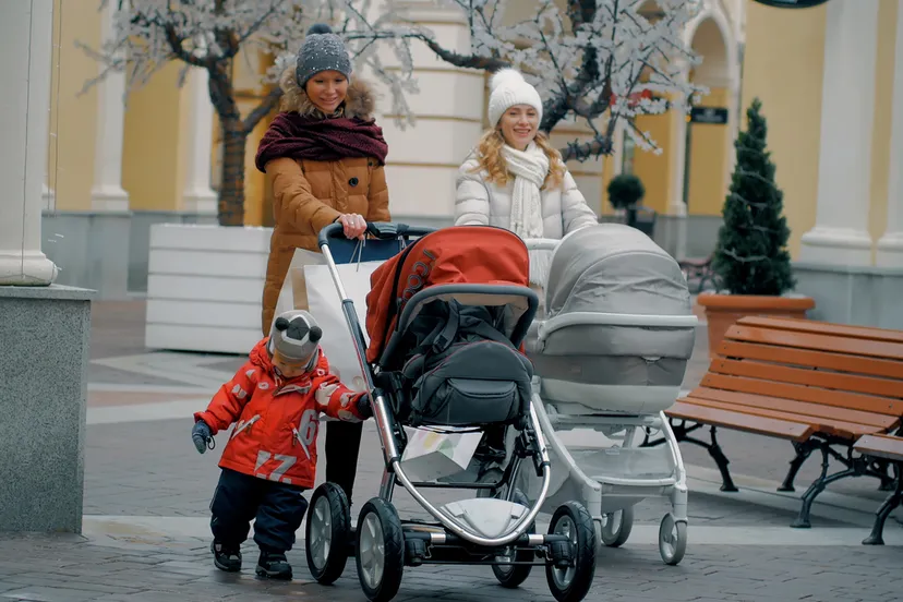 moeders met kinderwagens