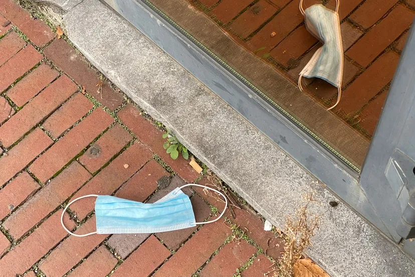 mondkapje op straat