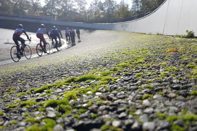 mosgroei op wielerbaan glanerbrook