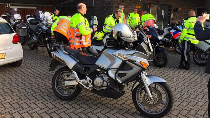 motards en politie campagne ik fiets vriendelijk