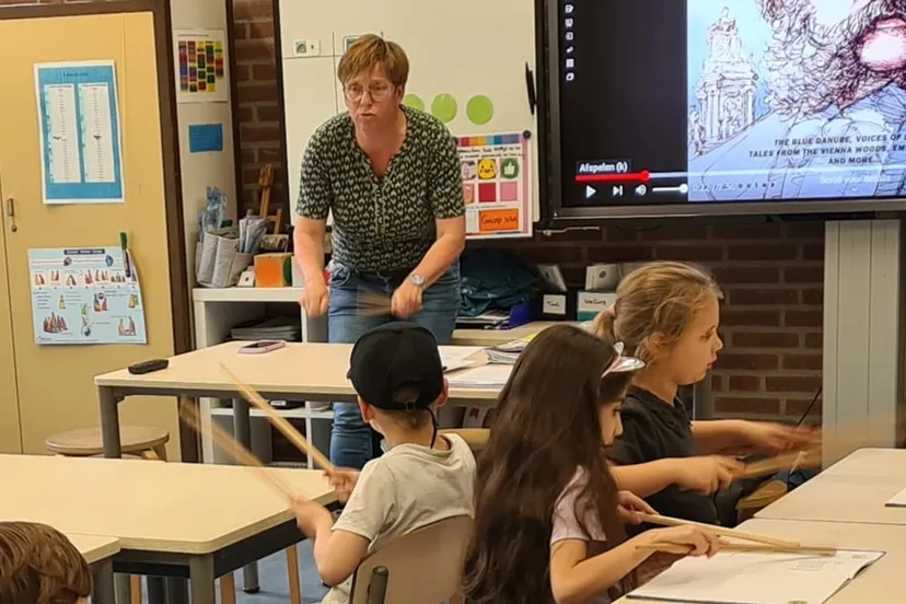 muziekles op school trommelen op je tafeltje