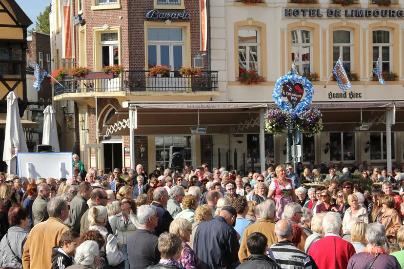 n0ufj4l34os82tepqp98aw5ja oktoberfeest modeshow grote belangstelling