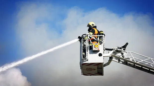 n697paniyjkmal2d3i7965wcm brandweer vanaf hoogwerker