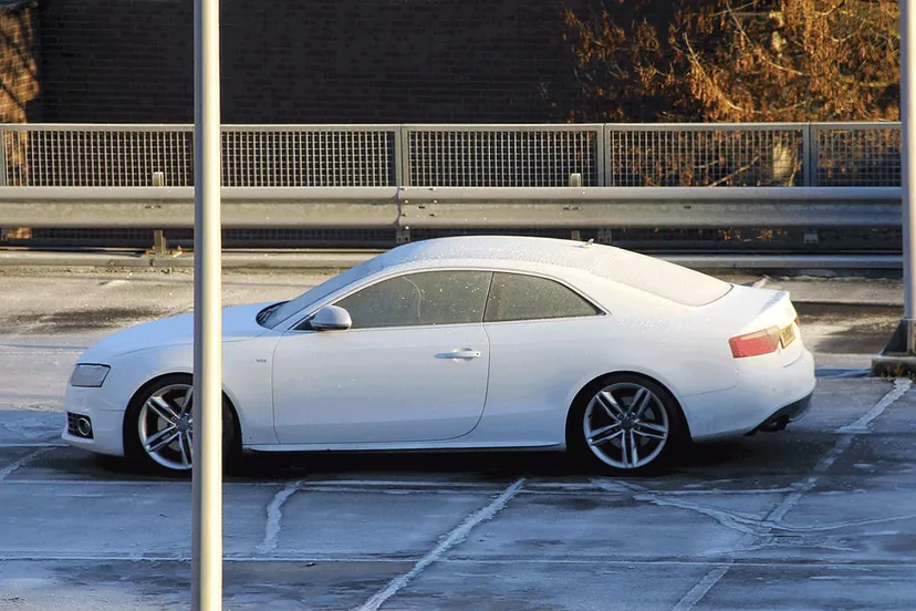 nachtvorst auto ijsaanslag parkeerdek