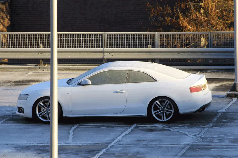 nachtvorst auto ijsaanslag parkeerdek