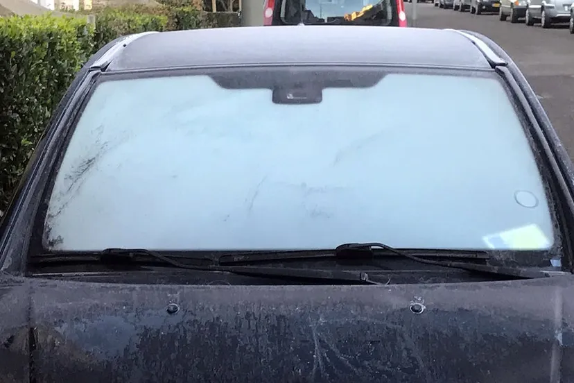 nachtvorst bevroren autoruit krabben