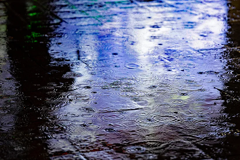 nat trottoir plas regen