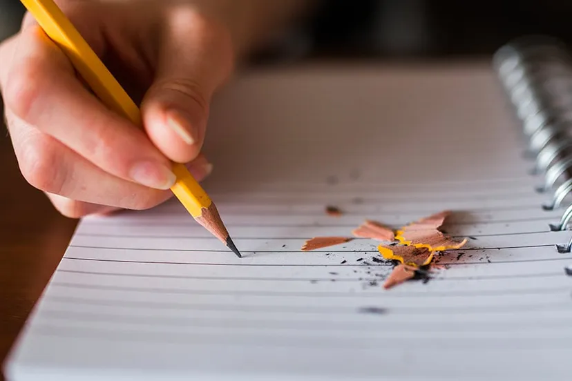 net geslepen potlood op papier