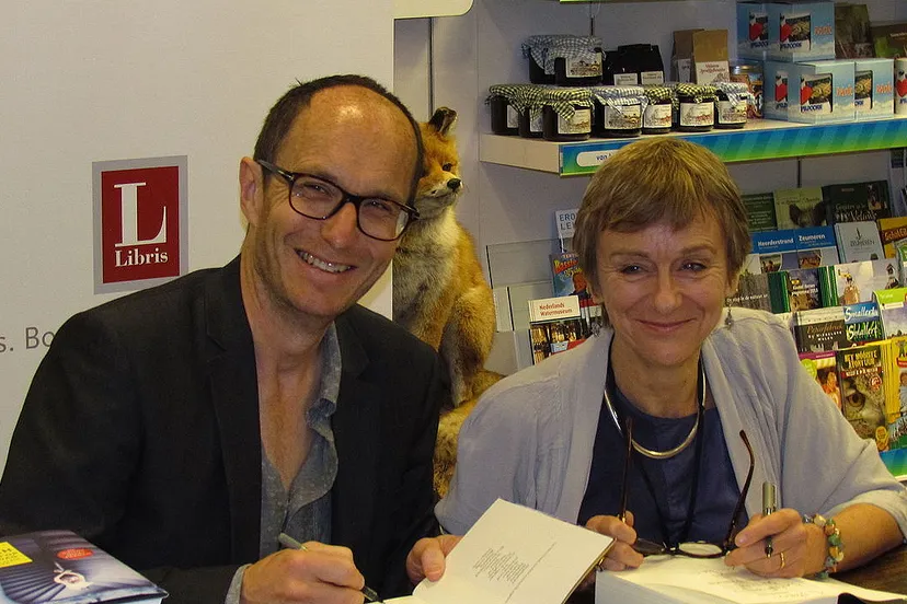 nicci french signeren apdency cc by sa 30