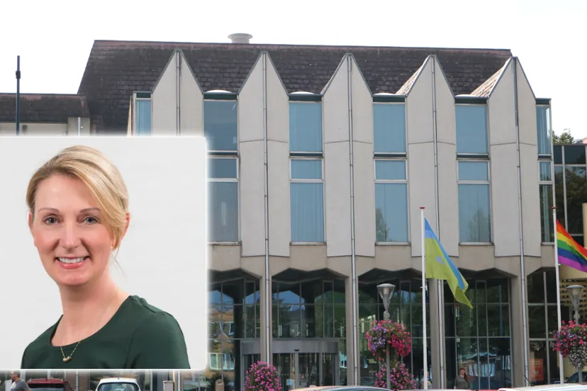 nicolle bisschoff griffier gemeentehuids geleen raadszaal boven ingang