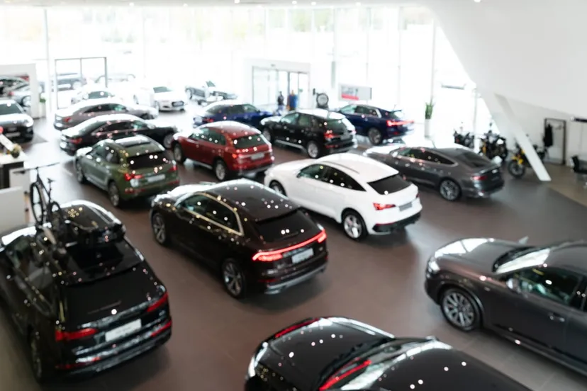 nieuwe autos in een showroom