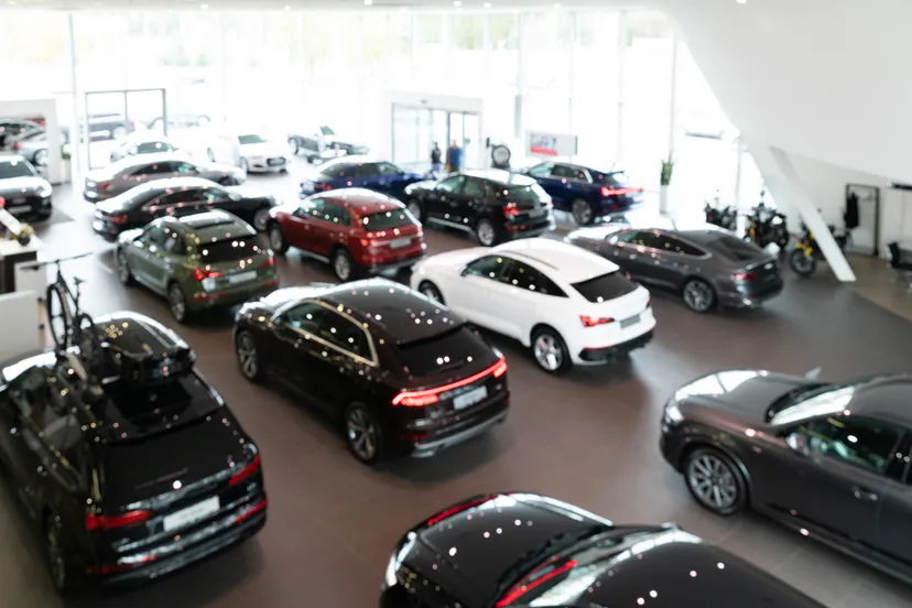 nieuwe autos in een showroom