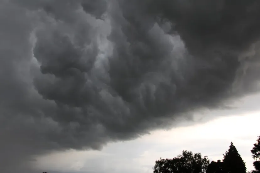 noodweer op komst plensbuis hoosbui onweersbui