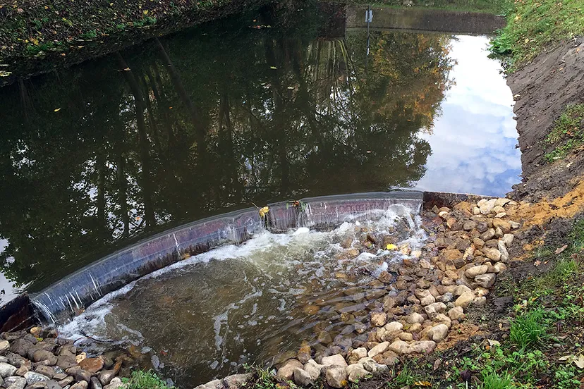 ohmr9qjt3q86opi1ln3j0ad1m water gracht overlaat