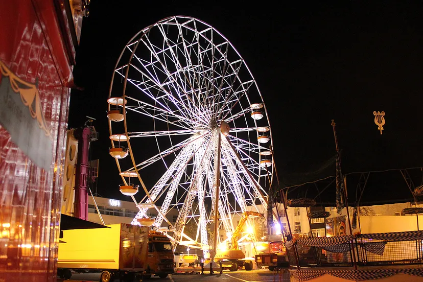 okotberfeest nachtwerk opbouw reuzenrad
