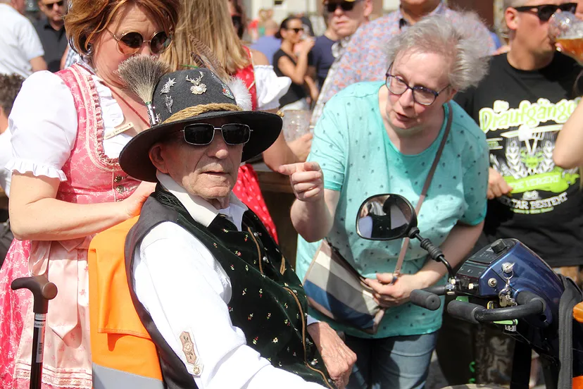 oktoberfeest man in trachten op scootmobiel