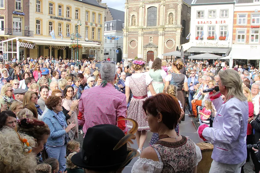 oktoberfeestmodeshow op de markt in sittard