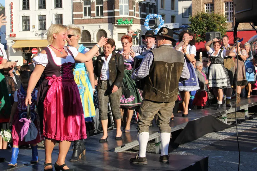 olfz6kap5vht3on4golqporni oktoberfeestmodeshow2012 16 9