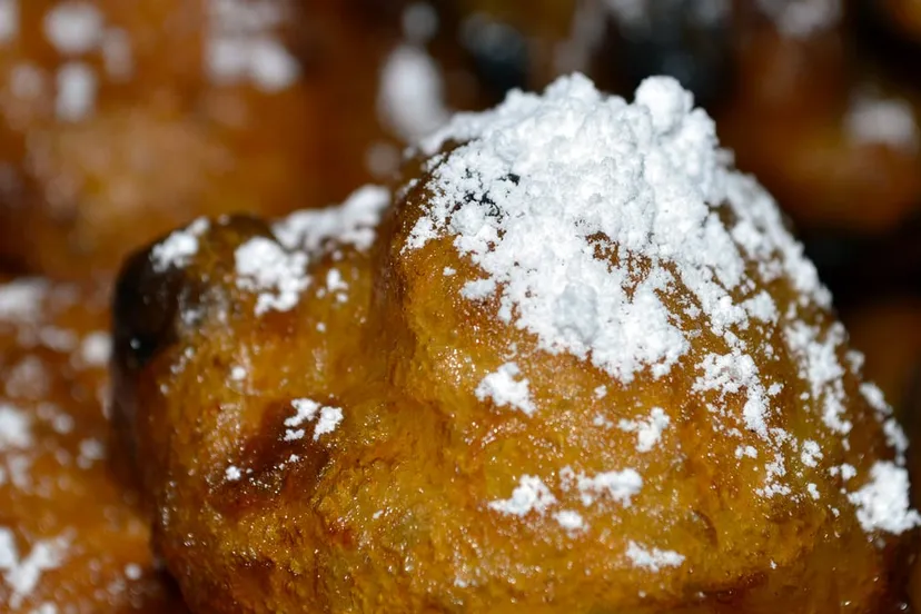 oliebol met poedersuiker cc0 pixabay