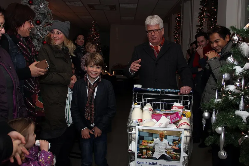 olivier en sjraar met volle kar voor de voedselbank