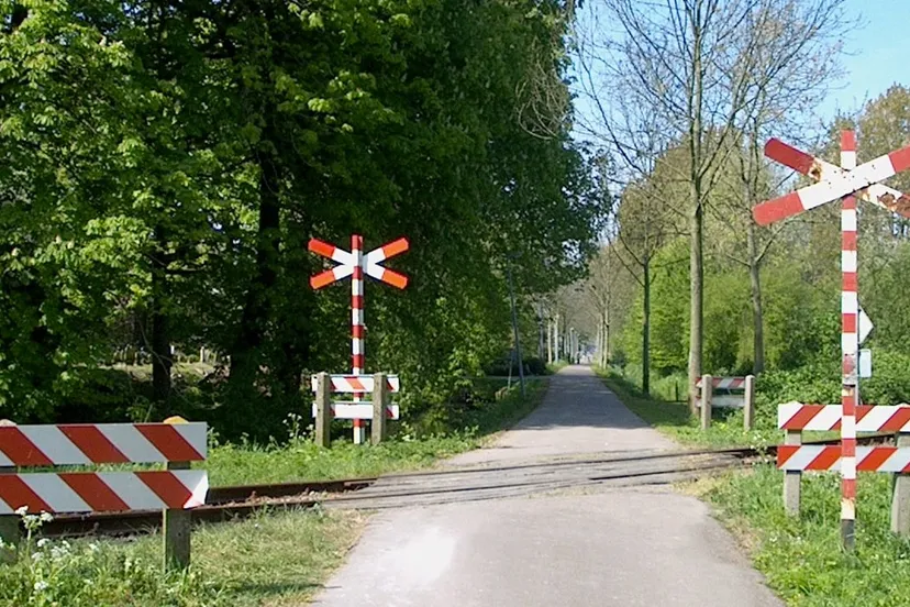 onbeveiligde overweg erik baas cc by sa 30 via wikimedia commons