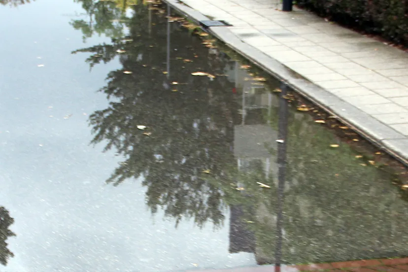 onder water gelopen straat