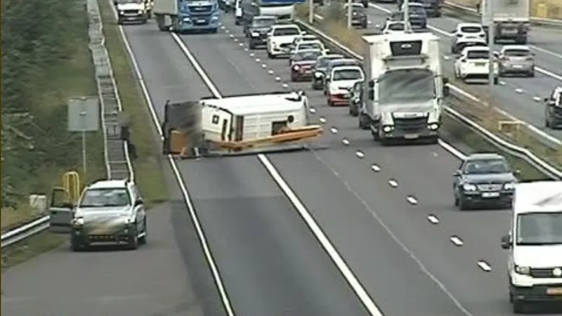 ongeval busje hoogwerker a2 roosteren rijkswaterstaat