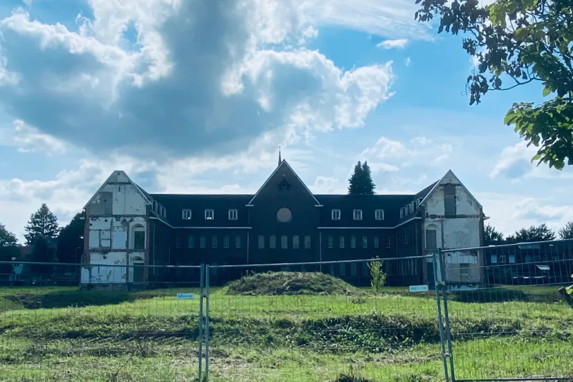 onkruid rond frans klooster gemaaid