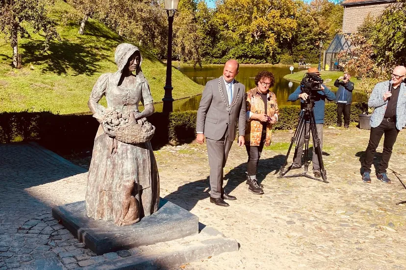 onthulling beeld heks van limbricht 1