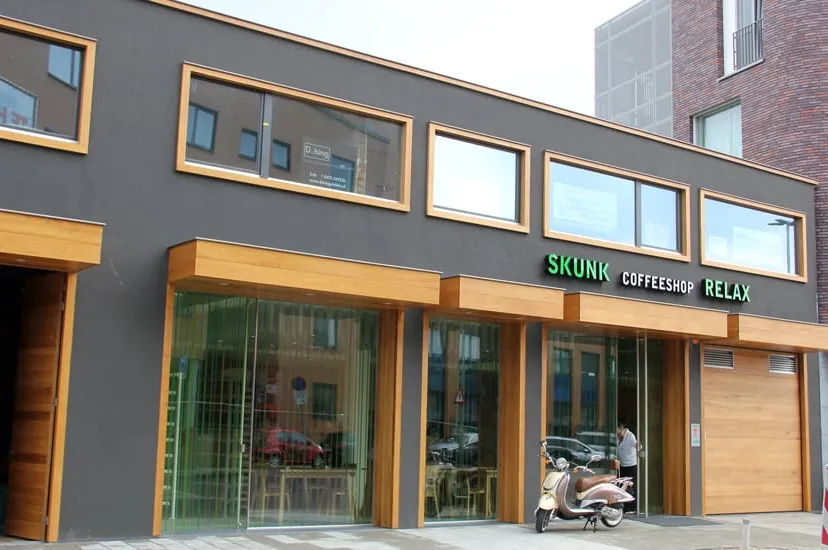 oo7rvi9se8npudsvo6g0acpi1 skunk en relax nieuw onderkomen