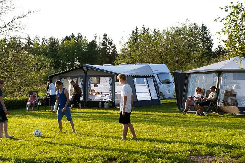 op een camping kamperen