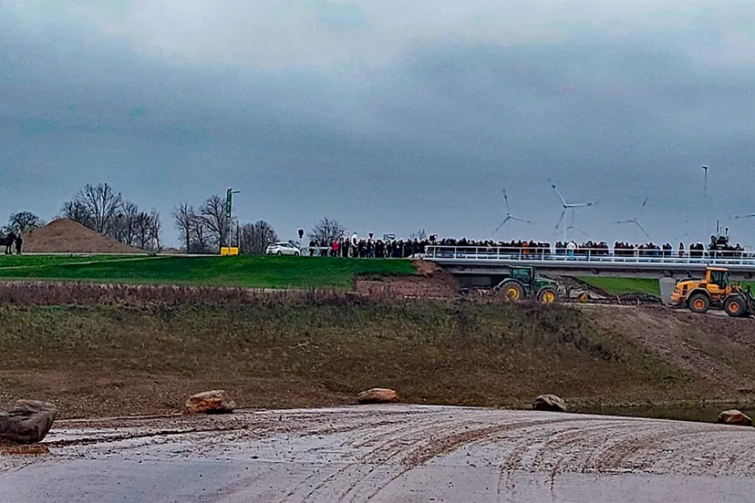 opening hoxweerdbrug tussen meers en maasband