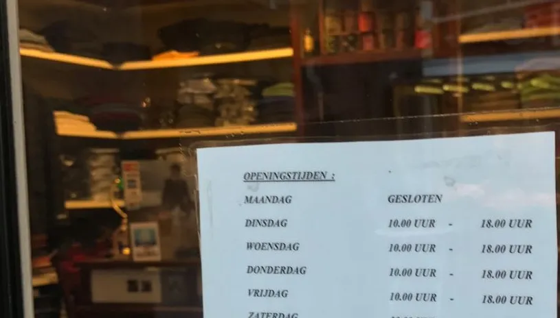 openingstijden op winkeldeur