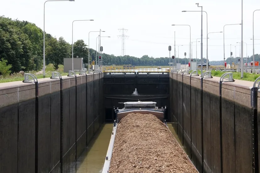 opgc53awzwy5k7kijiylz2s08 sluis born met groot vrachtschip