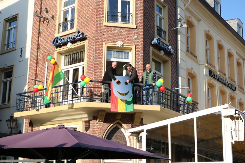 ophangen masker balkon de kroon 2021 2022