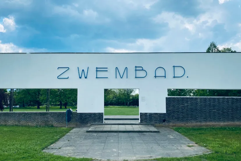 oude letters zwembad terug op restanten oude zwembadgebouw