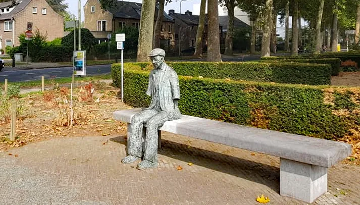 oude man op bank in bernhardstraat geleen