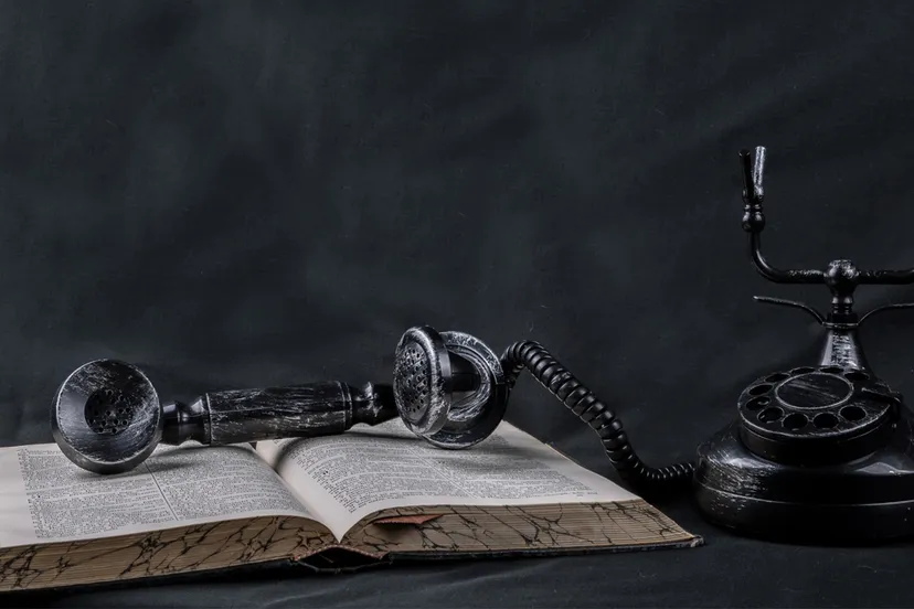 oude telefoon en telefoonboek