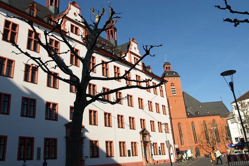 oude universiteitsgebouw mainz olivermz cc by sa 30 via wikimedia commons