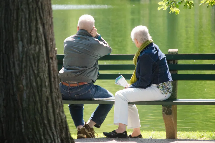 ouder stel bij vijver jennie o cc by 20 via flickr