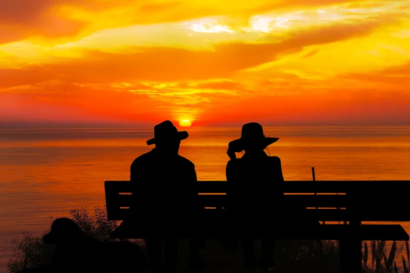 ouder stel kijkt naar zondsondergang
