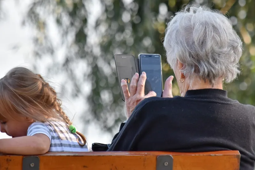 oudere op social media via pixnio