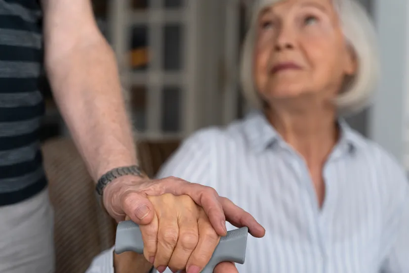 oudere vrouw en matelzorger