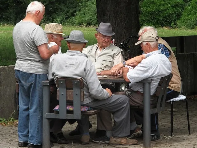 ouderen pensioners 2500846 640