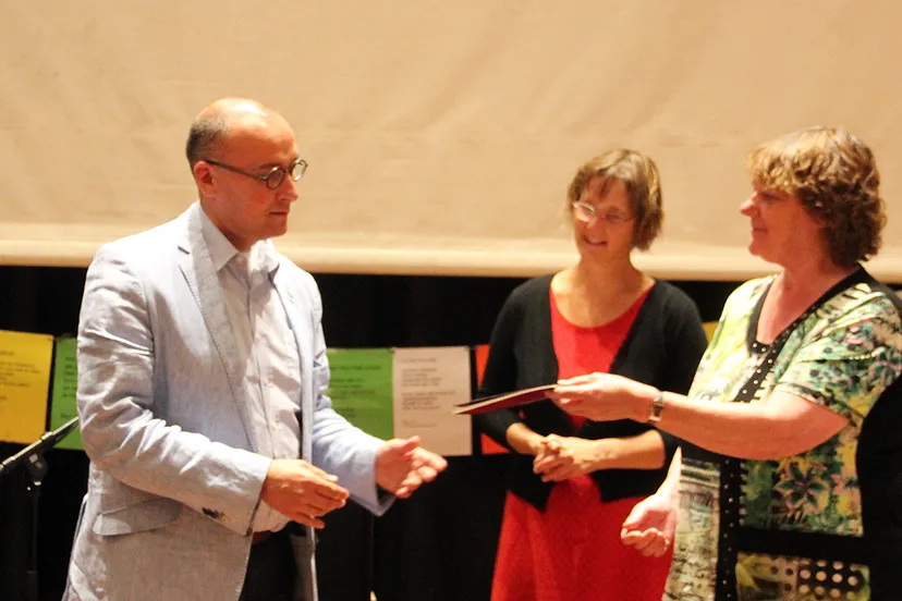 overhandiging dichtbundel vixia week van de alfabetisering 2015