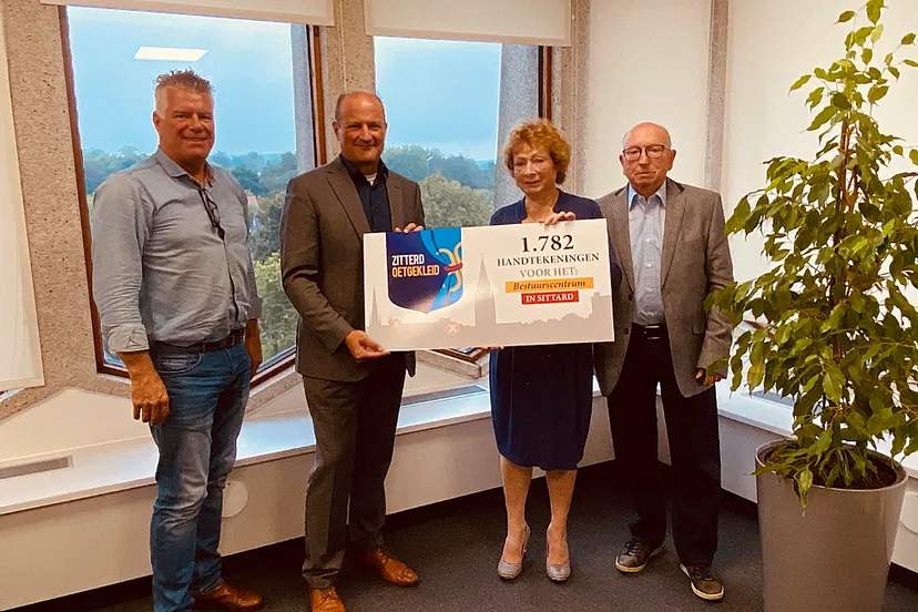 overhandiging petitie zitterd oetgekleid