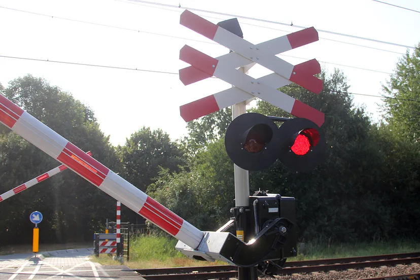 overweg bomen sluiten knipperlicht