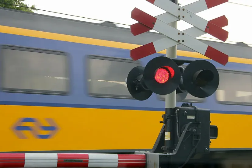 overweg knippend licht trein