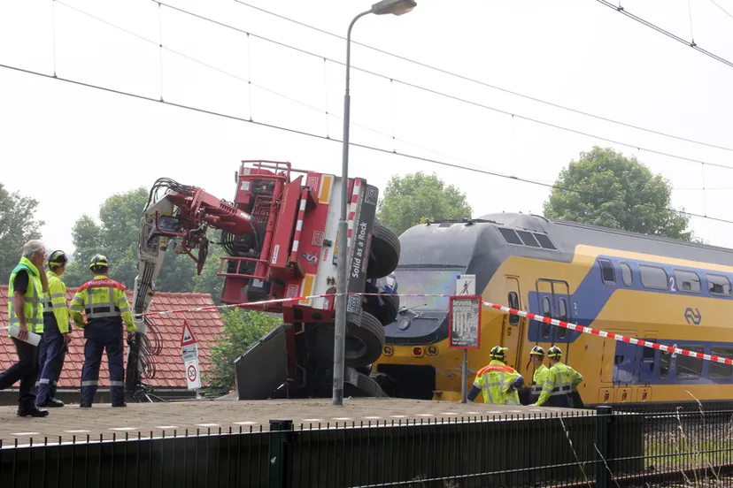 pa9sjgad09vshv9qebrvn2yyl ravage spoor trein vrachtauto geleen oost 1